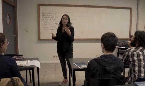 foto de una docente de la FIC dando clases