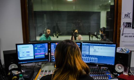 Estudio de UniRadio muestra programa en vivo