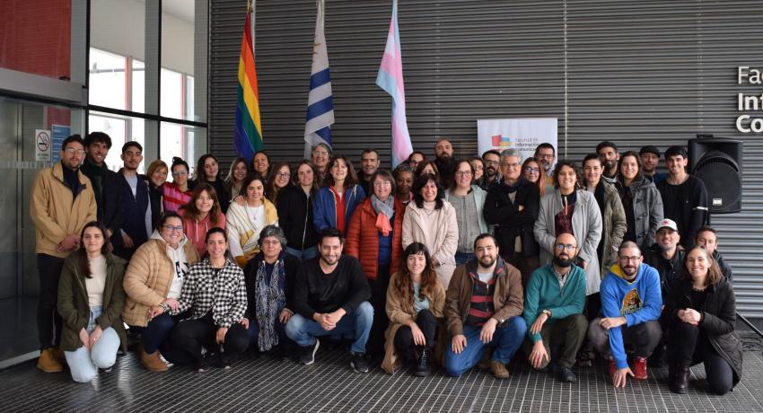 Foto colectiva de les integrantes de la FIC luego del acto, con las banderas al fondo.