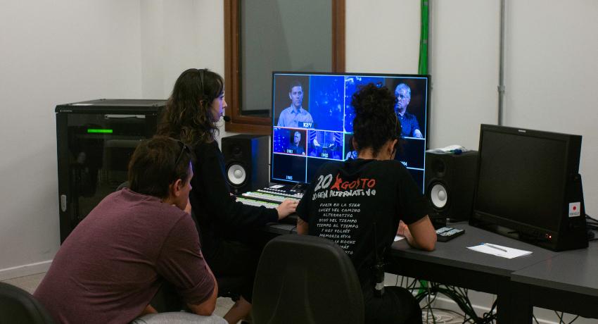 Estudiantes participantes del proyecto en cabina de control durante el rodaje para la serie emitida en 2024