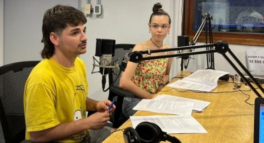 Foto de Natalia Sánchez y Ayrton Gallareto en Uni Radio.