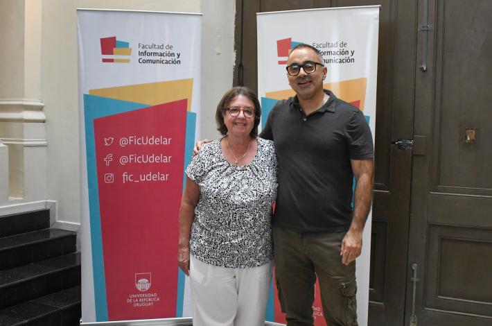 Foto. Ceremonia de traspaso de funciones. Gladys Ceretta y Federico Beltramelli, de pie, sonrientes, posan para la foto en el hall del Portal Rabú. 