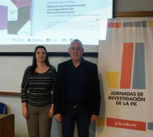 Los autores, de pie junto a un banner que tiene sobre fondo blanco el logo de las JIFIC.