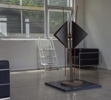 Ubicación: Piso 4, en la sala de estar sobre la calle San Salvador, entre los dos grupos de despachos docentes.